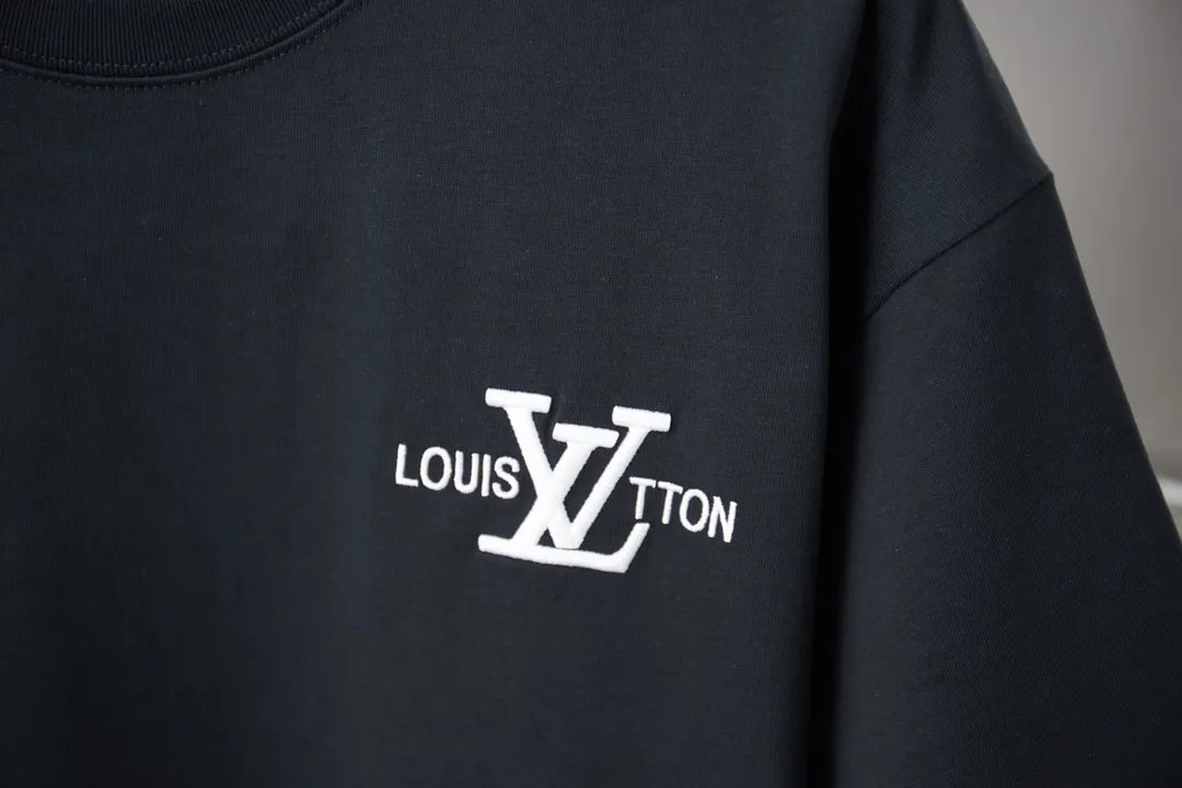 🅿️180 1V 25SS early spring new style Short sleeves with embroidered LV letters Light luxury Essential item for daily commuting for men and women Correct version Welcome to compare Detailed features · 320g 100% pure cotton double yarn jersey fabric · Custom dyed special thickening in the same vat 32 pieces double-strand 1X1 thread · Imported Tajima machine appliqué embroidery LV letter technology · Double needle stitching cross-stitch technology · Original main mark, washable tag, brand moisture-proof paper packaging Color: black/white Size: S/M/L/XL